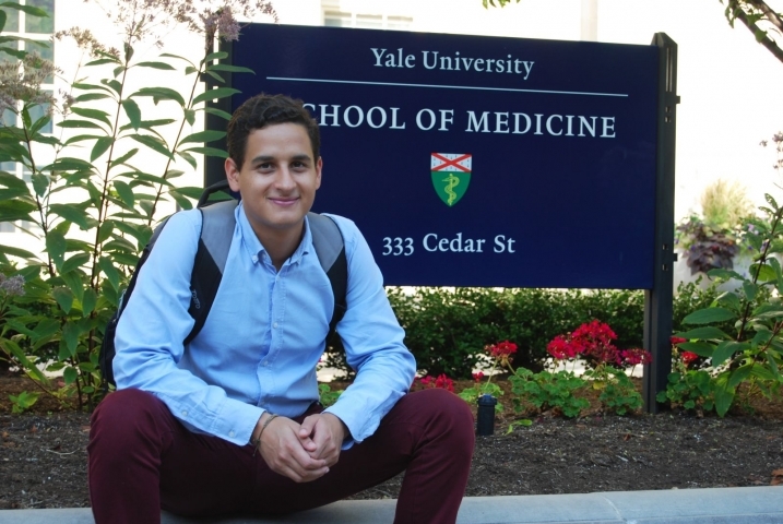 Alejandro Diaz Oramas sits at the entrance to the Yale School of Medicine. © NS Fallon