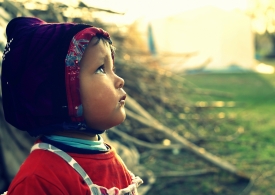 Child refugee looking toward the sky and a hopeful future (Turkey).